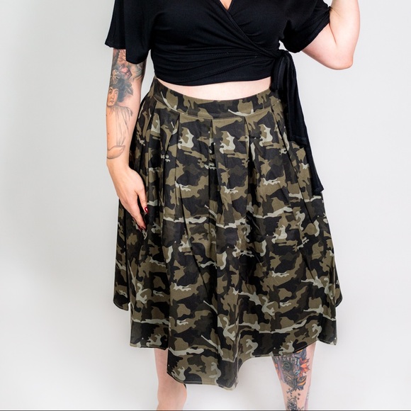 Plus Size ‘Gigi’ Camo Skirt - Picture 3 of 5
